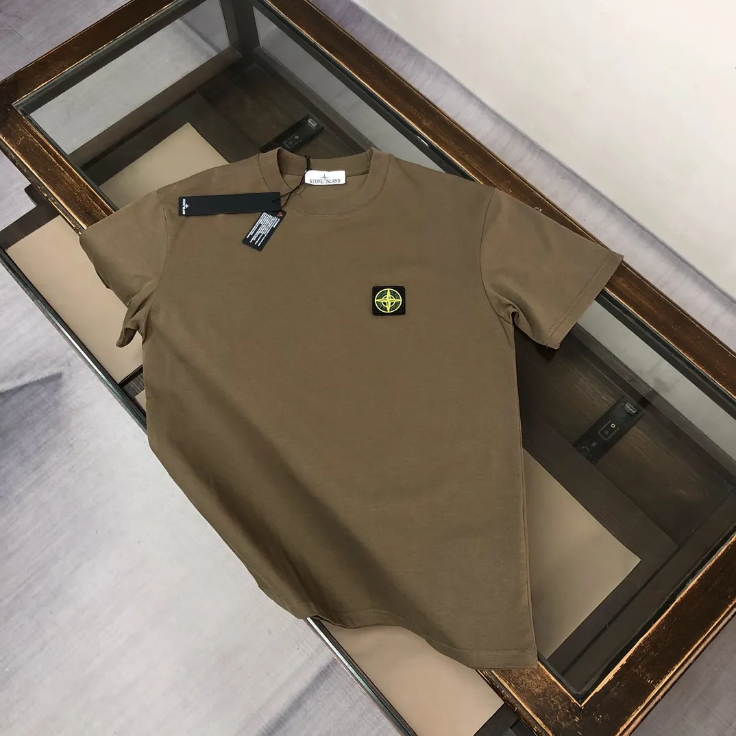 P150 A🍃Stone island 2025 spring and summer new men's and women's short-sleeved round neck T-shirt, with a unique and high-end style, embellished with the iconic compass logo! Customized pure cotton fabric! A simple and high-end fashion item, a fashionable product with very high-end charm and a must-have item for fashion trends! All three standards are complete! ! Color: black, white, dark gray, coffee Size: S M L XL (loose fit, please state your height and weight when placing an order)